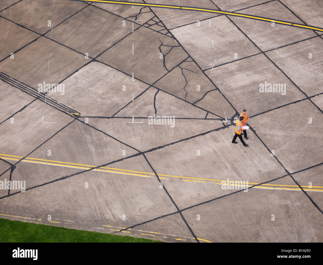 Ingegneri sulla pista di atterraggio degli aeromobili Foto Stock
