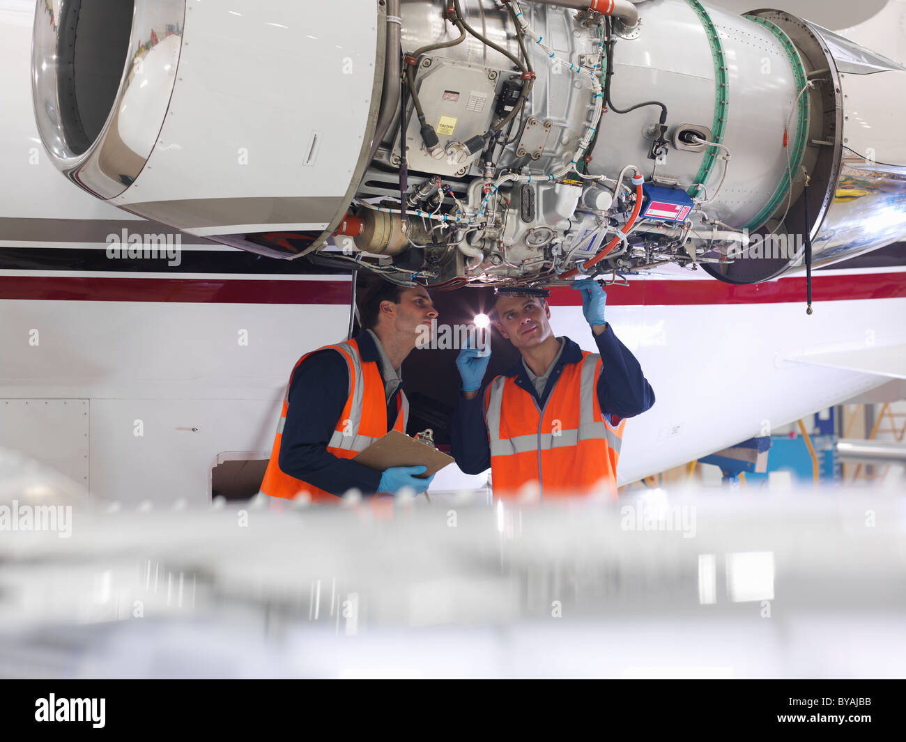 Ingegneri ispezionare il motore di un jet Foto Stock
