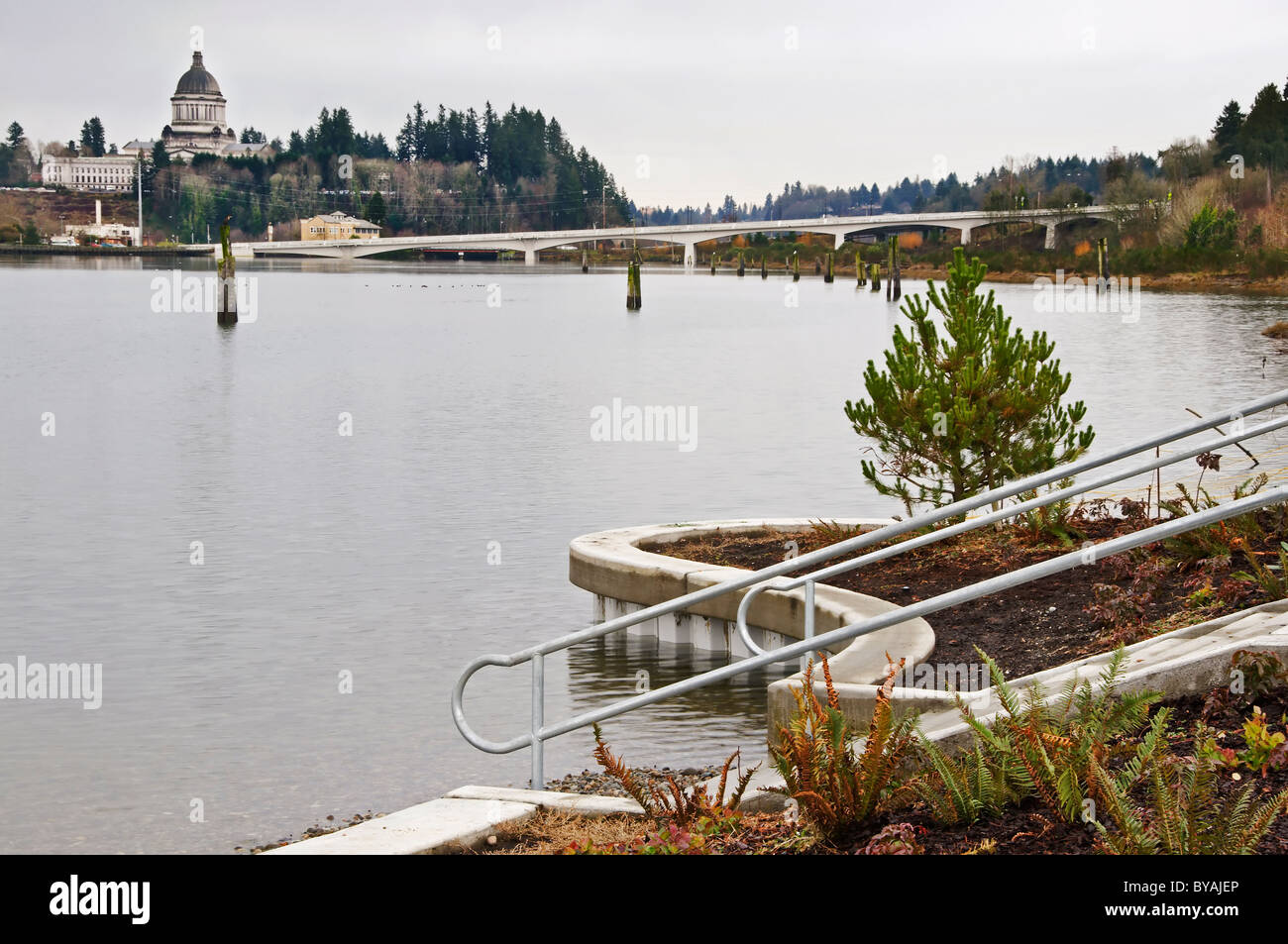 Estremamente alta marea re in Olympia il Budd ingresso visto dal Parco rotante sul lato ovest della baia. Foto Stock