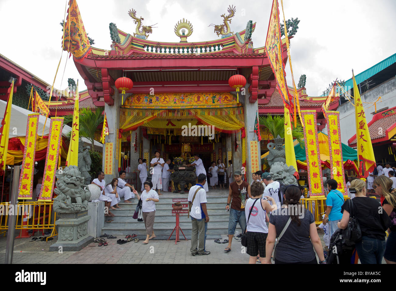 Ingresso di un tempio cinese nella città di Phuket, Tailandia Foto Stock