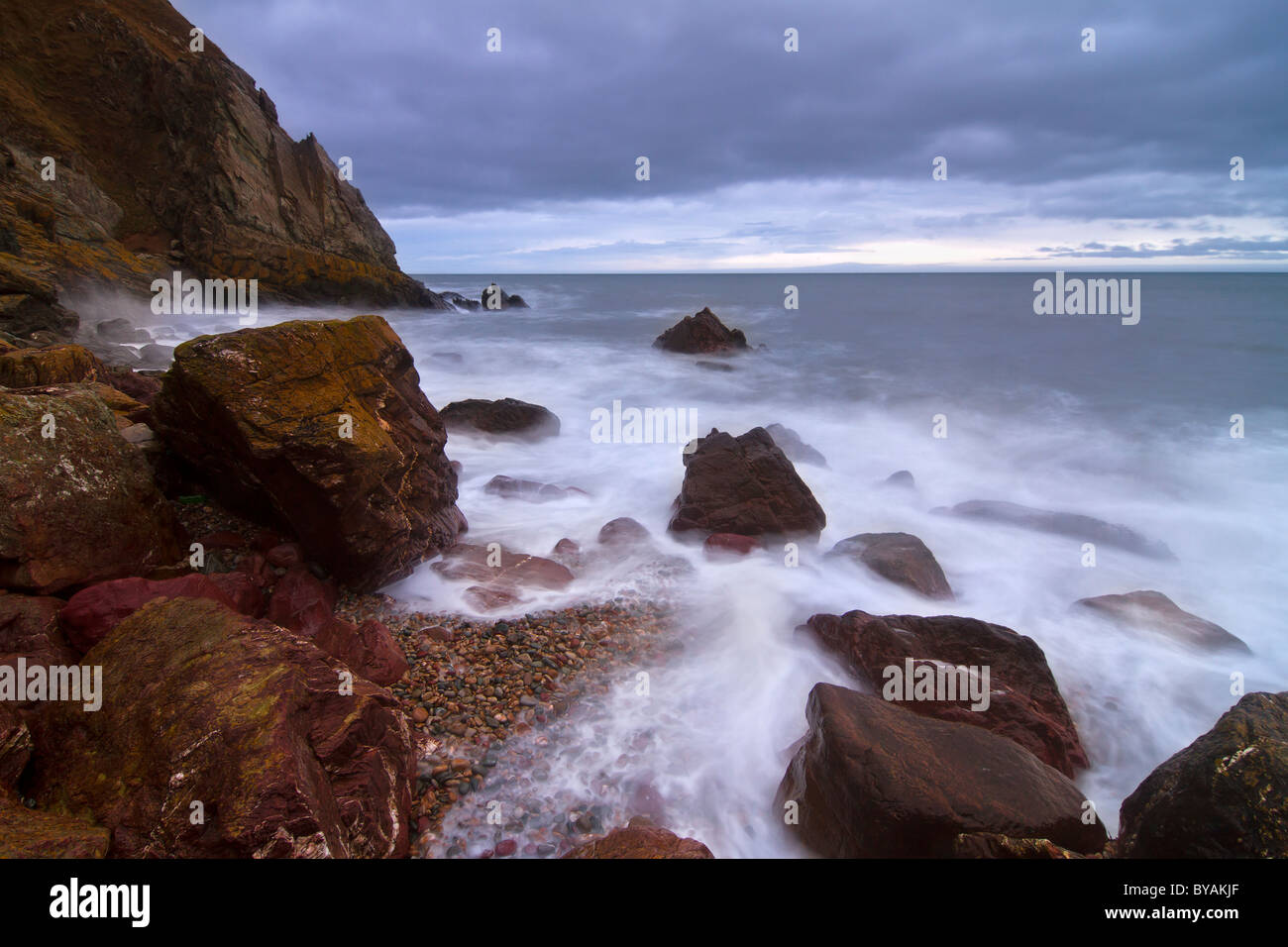 Mare mosso in Irlanda la linea costiera Foto Stock