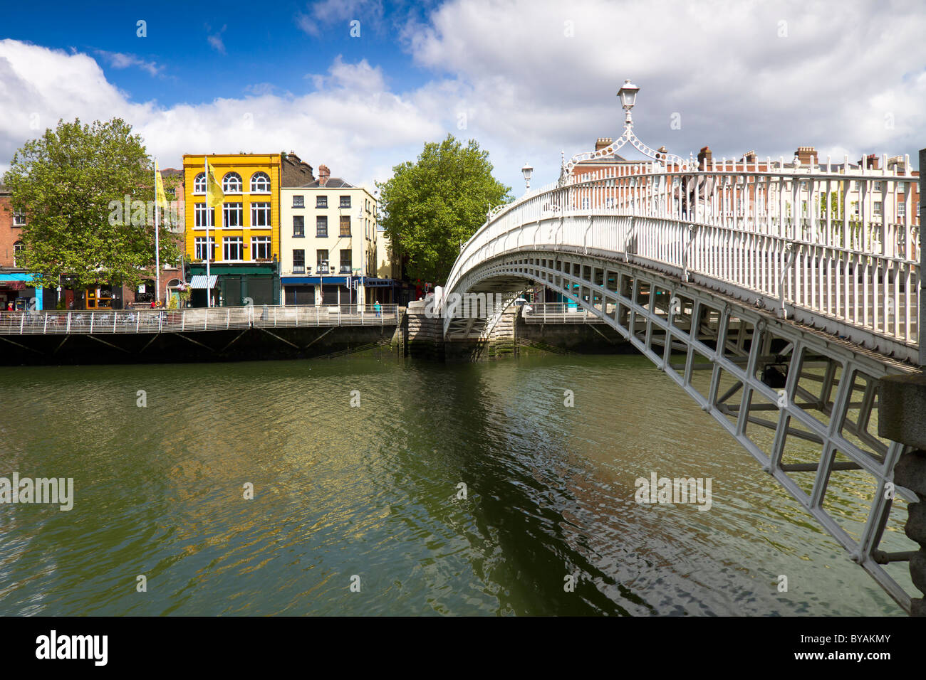 Punto di riferimento di Dublino - Ha'penny Bridge sul fiume Liffey Foto Stock