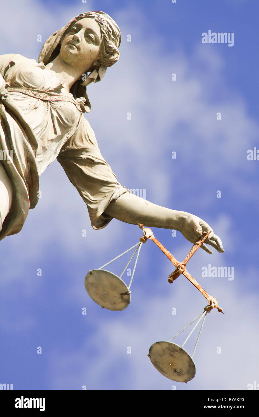 Statua di Lady giustizia presso il Castello di Dublino a Dublino, Irlanda Foto Stock