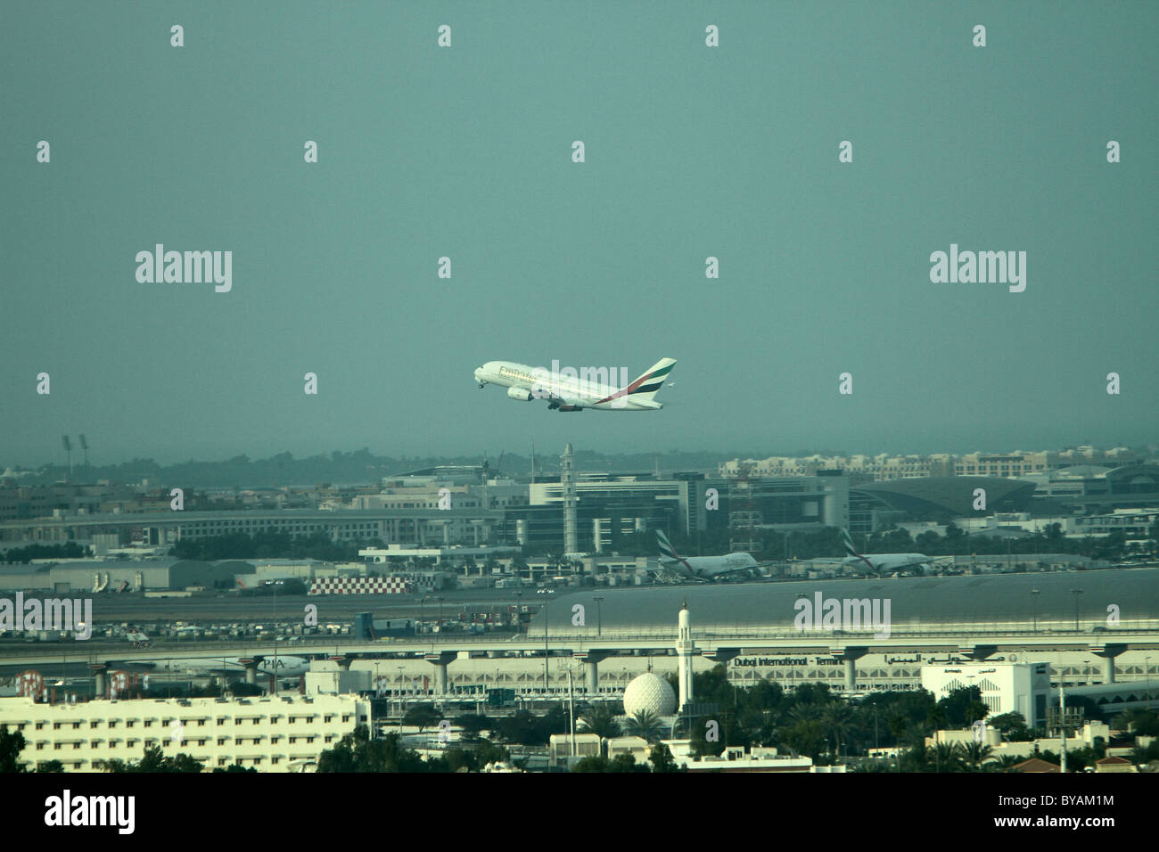 Un aereo decolla da Dubai del nuovo aeroporto internazionale di terminale Foto Stock