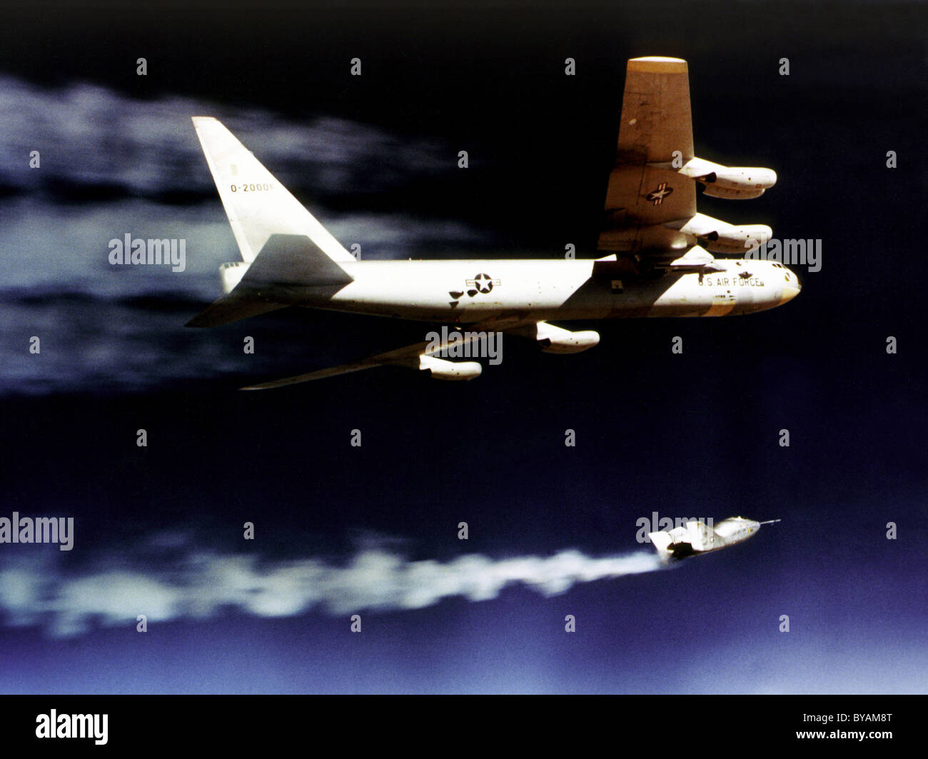 X-24un sollevamento-corpo aerei di ricerca inizia il suo razzo-powered volo dopo essere stato lanciato da ala della NASA B-52 mothership. Foto Stock