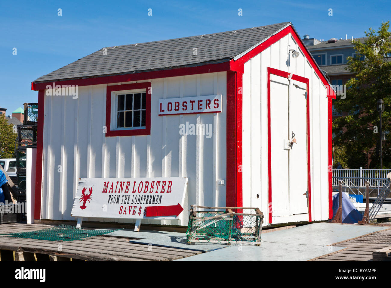 Il bianco e il rosso capannone per il rimessaggio pubblicizza le aragoste in vendita sul pontile a Portland, Maine Foto Stock