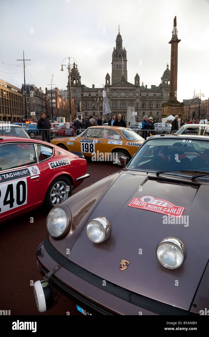 Porsche Carrera Alfa Romeo e Datsun 240 Rally auto parcheggiate in George Square Glasgow per il centenario di Monte Carlo Rallye Foto Stock