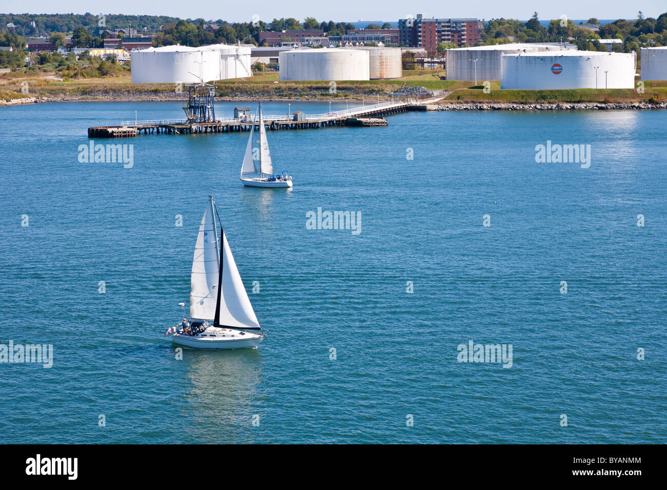 Barche a vela in Casco Bay nei pressi del porto di Portland, Maine Foto Stock