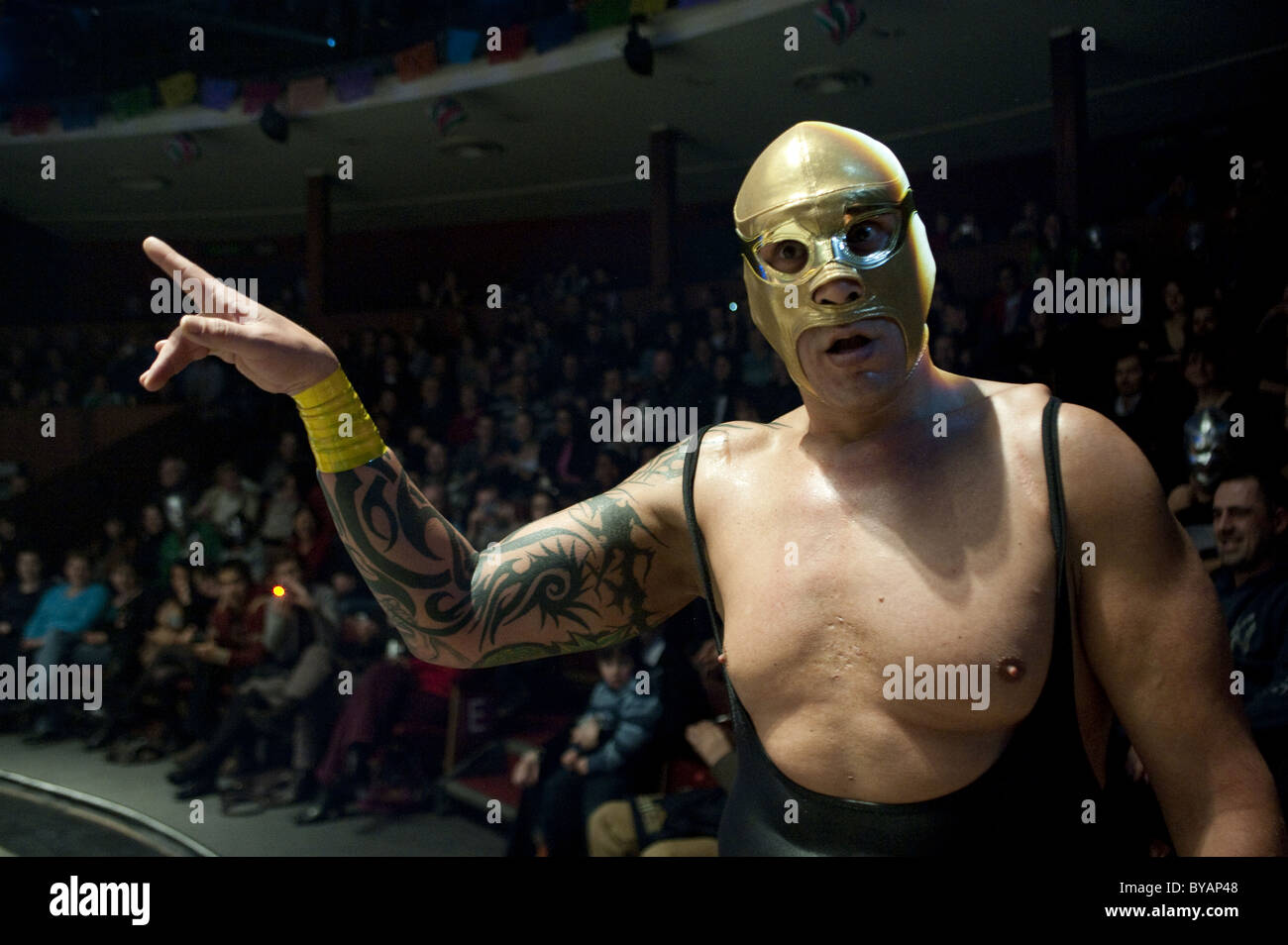 Luchador (wrestler messicano) solo dopo essere stati buttati fuori dal ring durante una mostra a Bruxelles il "Cirque Royal' Foto Stock