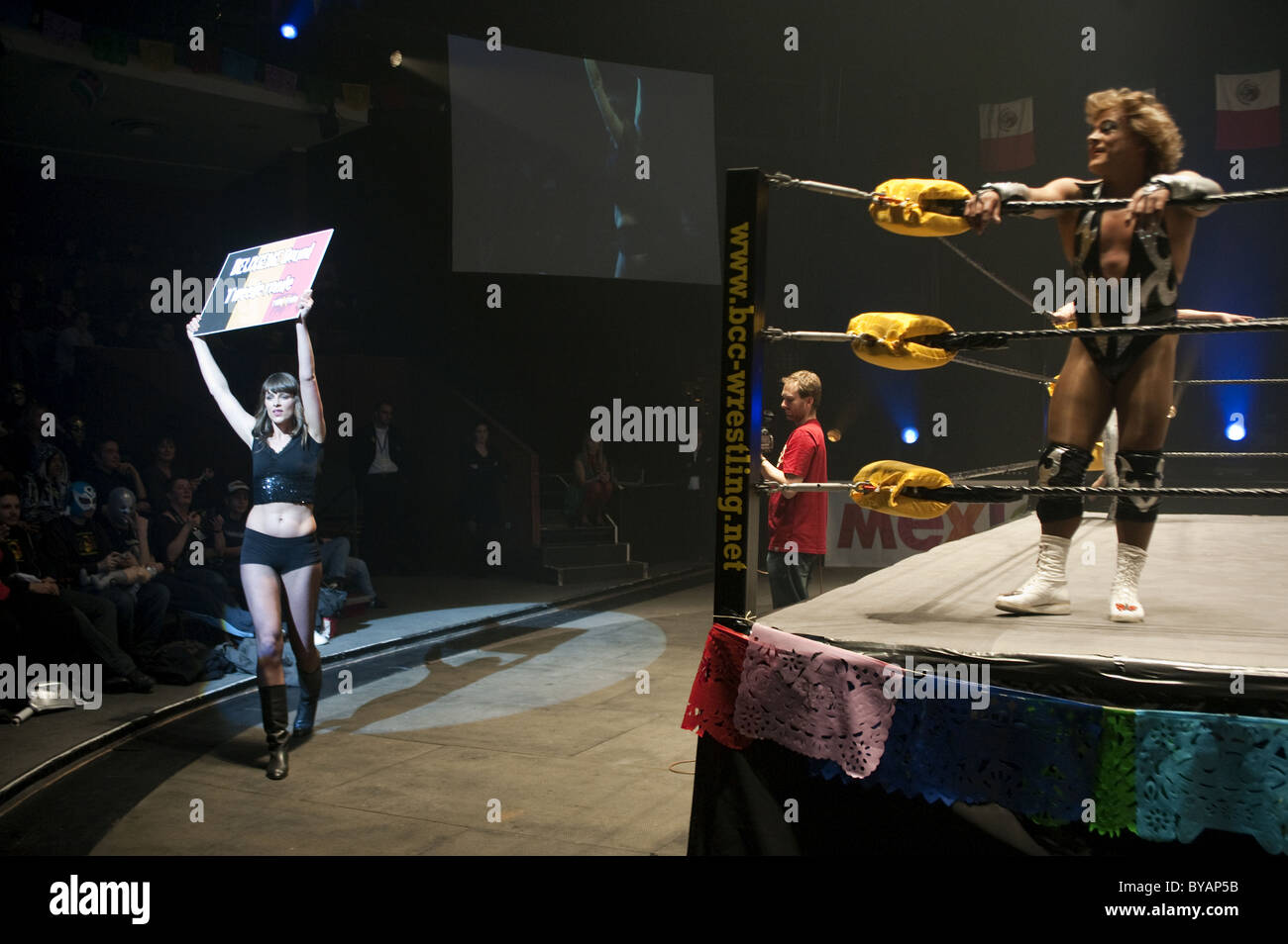 Luchador (wrestler messicano) e showgirl durante una mostra a Bruxelles il "Cirque Royal'. Foto Stock