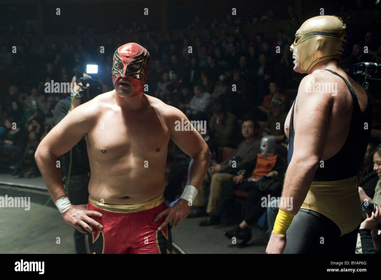 Due luchadores (messicano lottatori) riposo durante una mostra a Bruxelles il "Cirque Royal'. Foto Stock