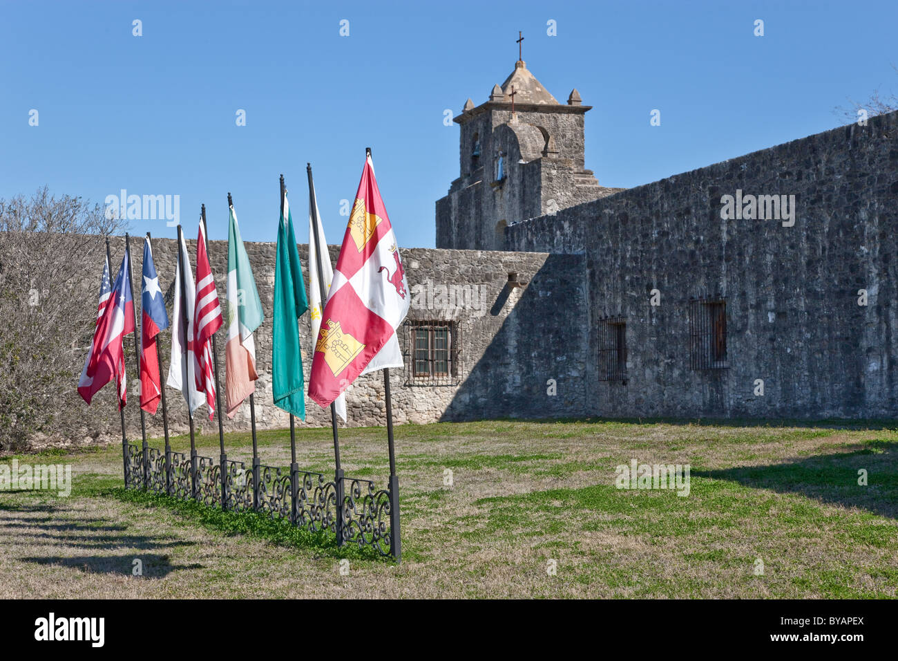 Cappella con mura di fortificazione. Foto Stock