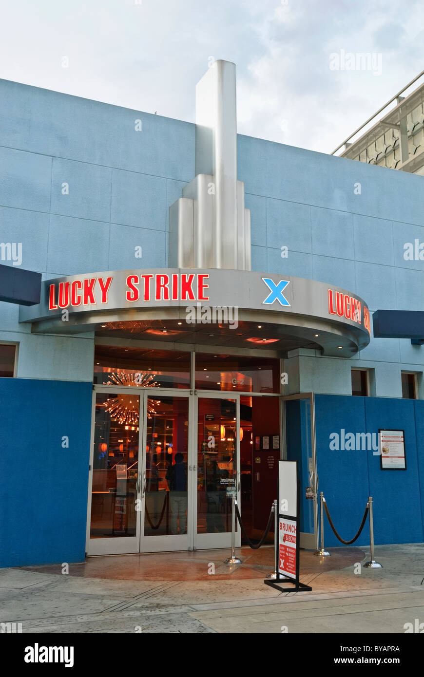 Lucky Strike è un elegante sala da bowling con corsia laterale di servizi di ristorazione e bar disponibile anche per feste private. Foto Stock