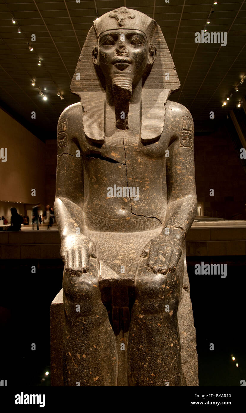 Colosso di Amenhotep III, Dynasty 18, 1390-1352 ca B C e il Tempio di Dendur, Foto Stock