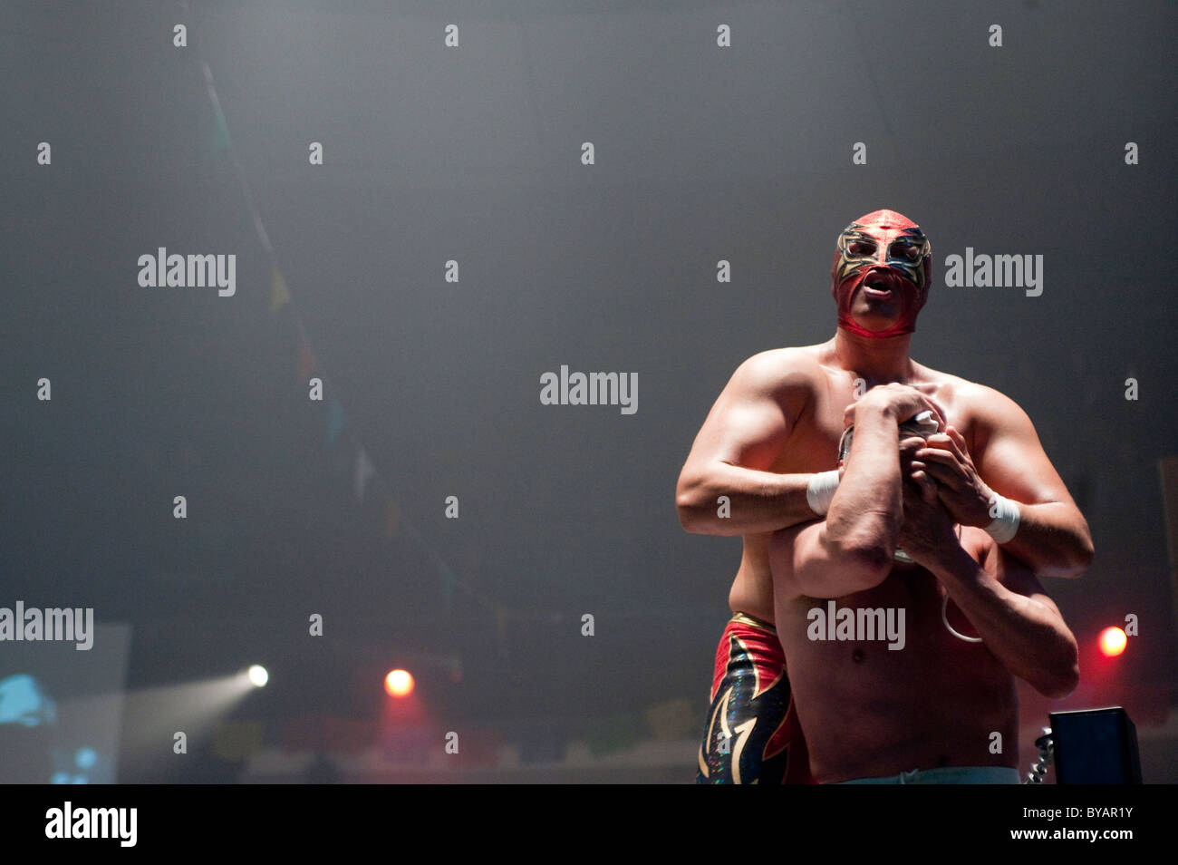 Luchador (wrestler messicano) cercando di smascherare il suo avversario Foto Stock