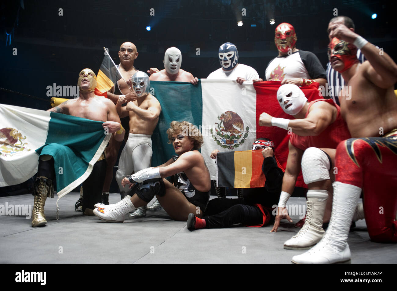 Gruppo di luchadors (messicano lottatori) in posa per una foto dopo una esposizione in Brussel 'Cirque Royal'. Foto Stock