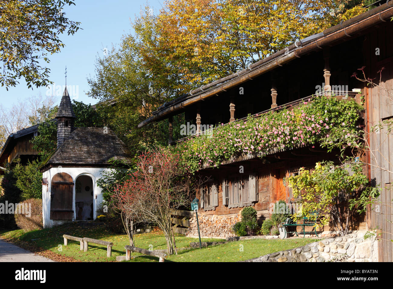 La cappella e la casa in legno in Assenhausen, Berg sul Lago Starnberger See, area Fuenfseenland, Alta Baviera, Baviera Foto Stock