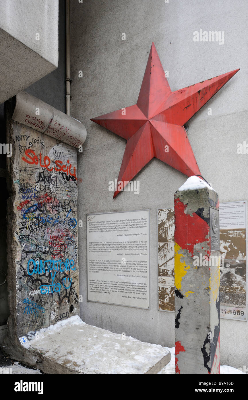 GDR originale posti di frontiera lungo il Mauermuseum Museo del Muro di Berlino, il Checkpoint Charlie, Friedrichstrasse, Berlino, Germania, Europa Foto Stock