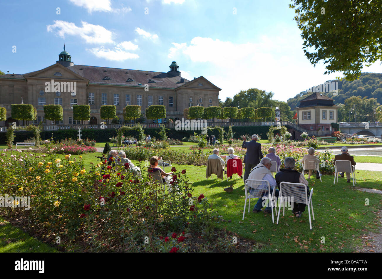 I pensionati seduti nel giardino Kurpark, Rosengarten giardino, Regentenbau edificio sul retro, Bad Kissingen, bassa Franconia Foto Stock