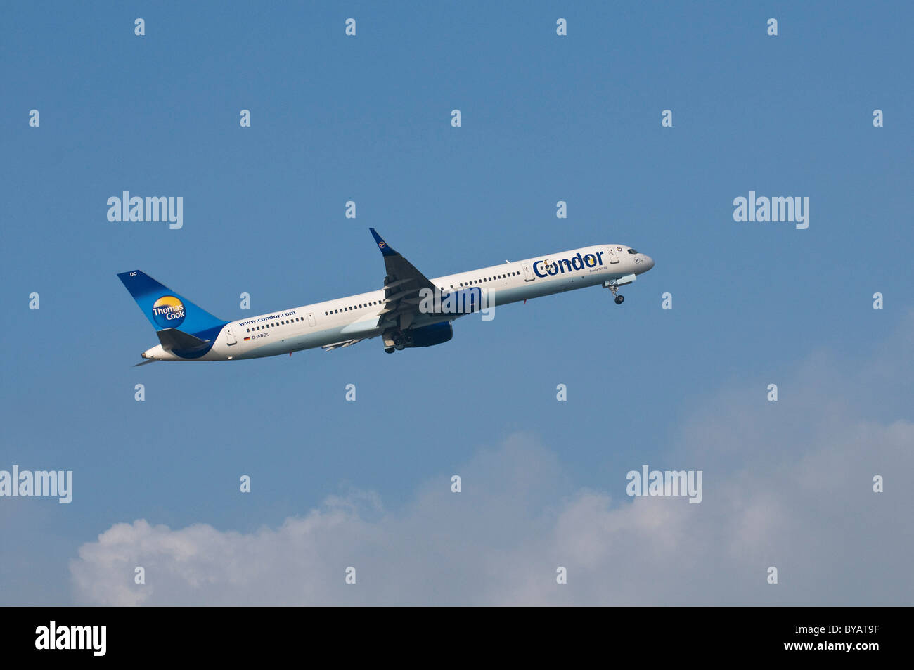 Aeromobili di Thomas Cook, compagnia aerea Compagnia aerea Condor, durante il decollo, Boeing 757-300 WL, con arachidi-comic caratteri Snoopy e Foto Stock