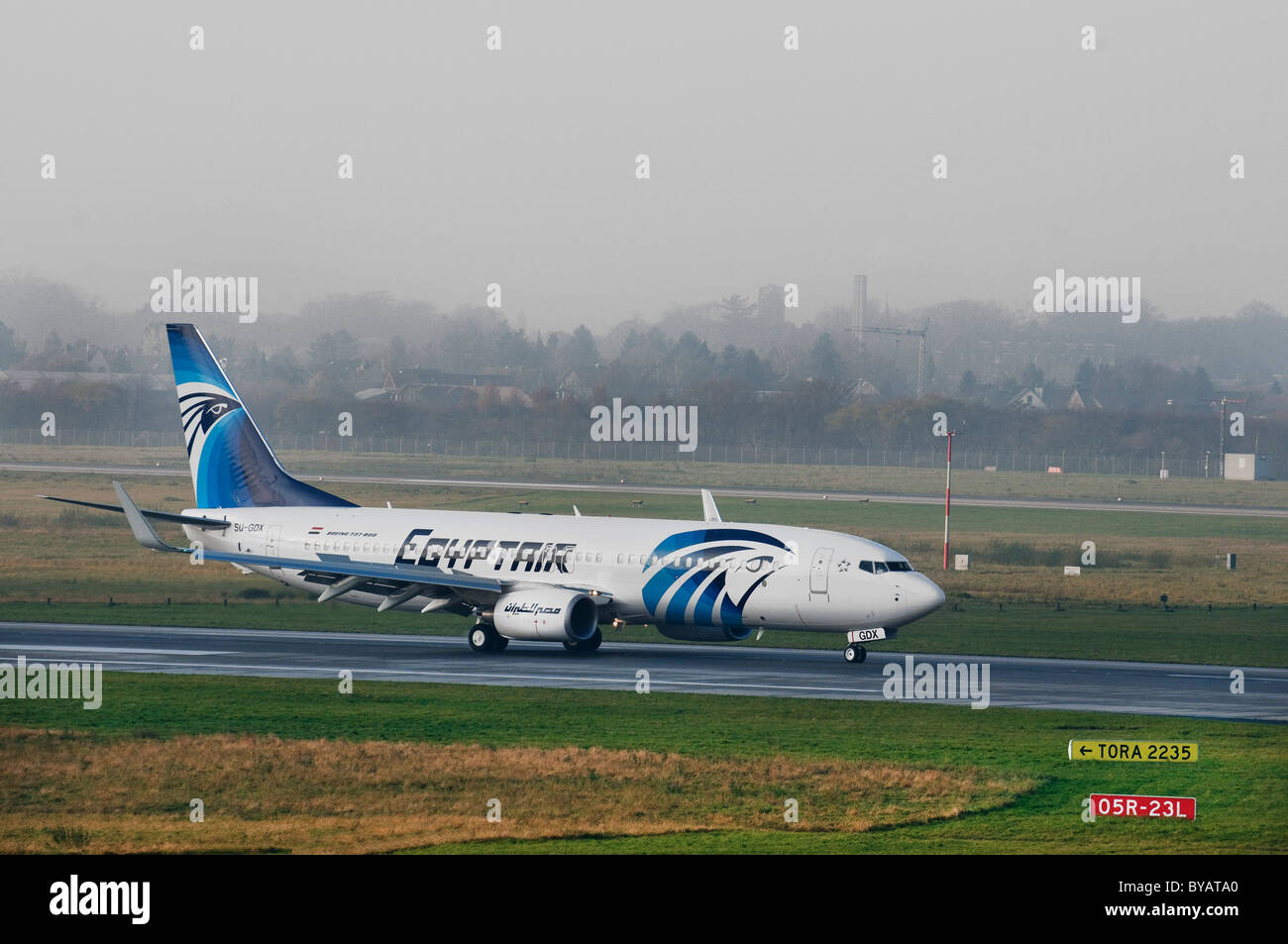 Egyptair Boeing 737-866 WL in rotolamento sulla pista, Duesseldorf International Airport, Renania settentrionale-Vestfalia, Germania, Europa Foto Stock