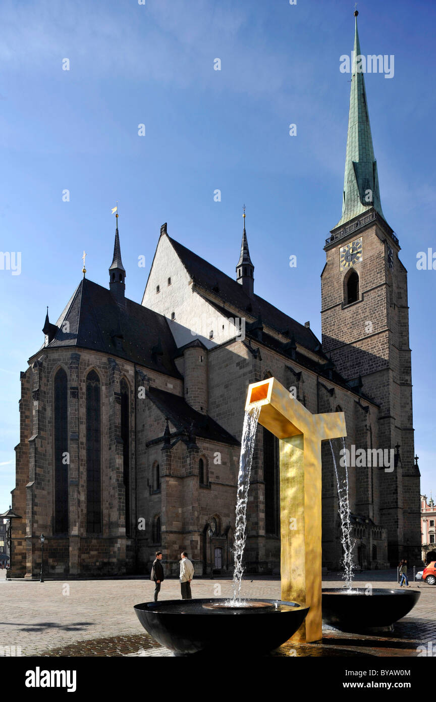 Fontana, la Cattedrale di San Bartolomeo, Piazza della Repubblica, Pilsen, Boemia, Repubblica Ceca, Europa Foto Stock