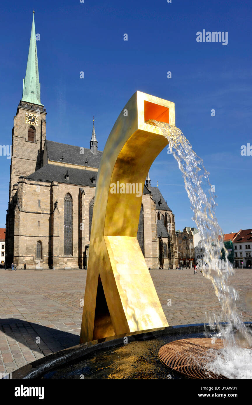 Fontana, la Cattedrale di San Bartolomeo, Piazza della Repubblica, Pilsen, Boemia, Repubblica Ceca, Europa Foto Stock