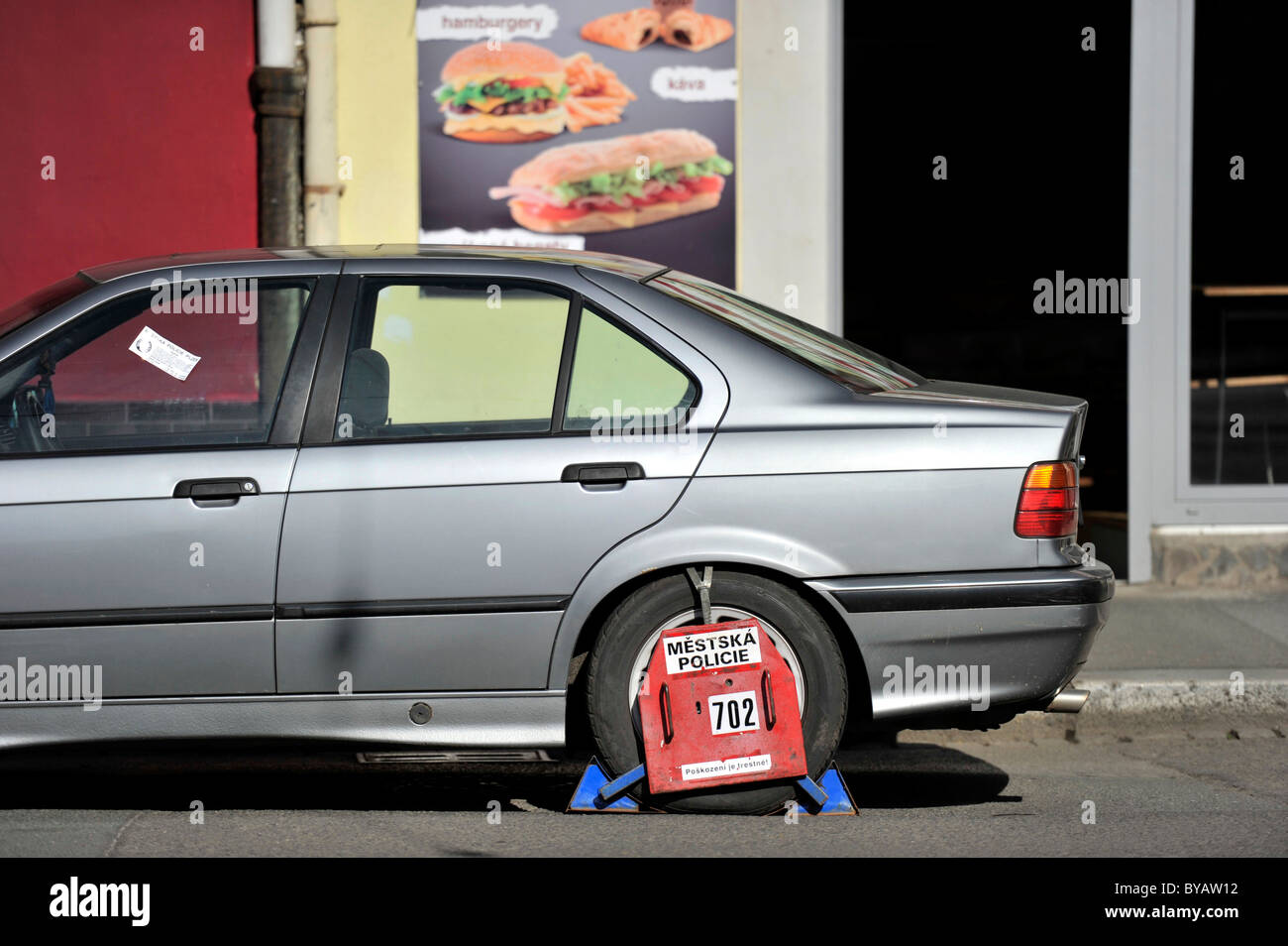 A morsetto di bloccaggio di ruota da parte della polizia di un auto, Pilsen, Boemia, Repubblica Ceca, Europa Foto Stock