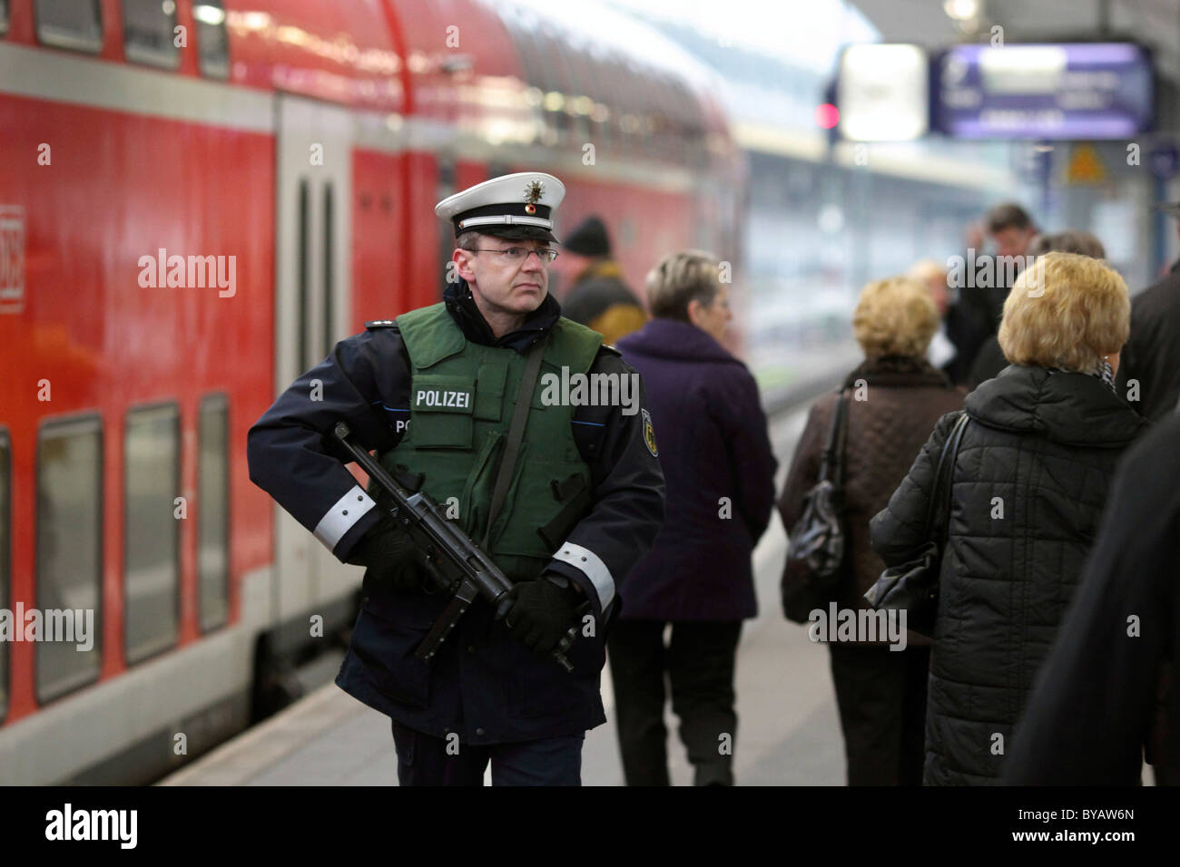 Gli ufficiali della polizia federale a piedi il battito presso la principale stazione ferroviaria di Coblenza, Renania-Palatinato, Germania, Europa Foto Stock