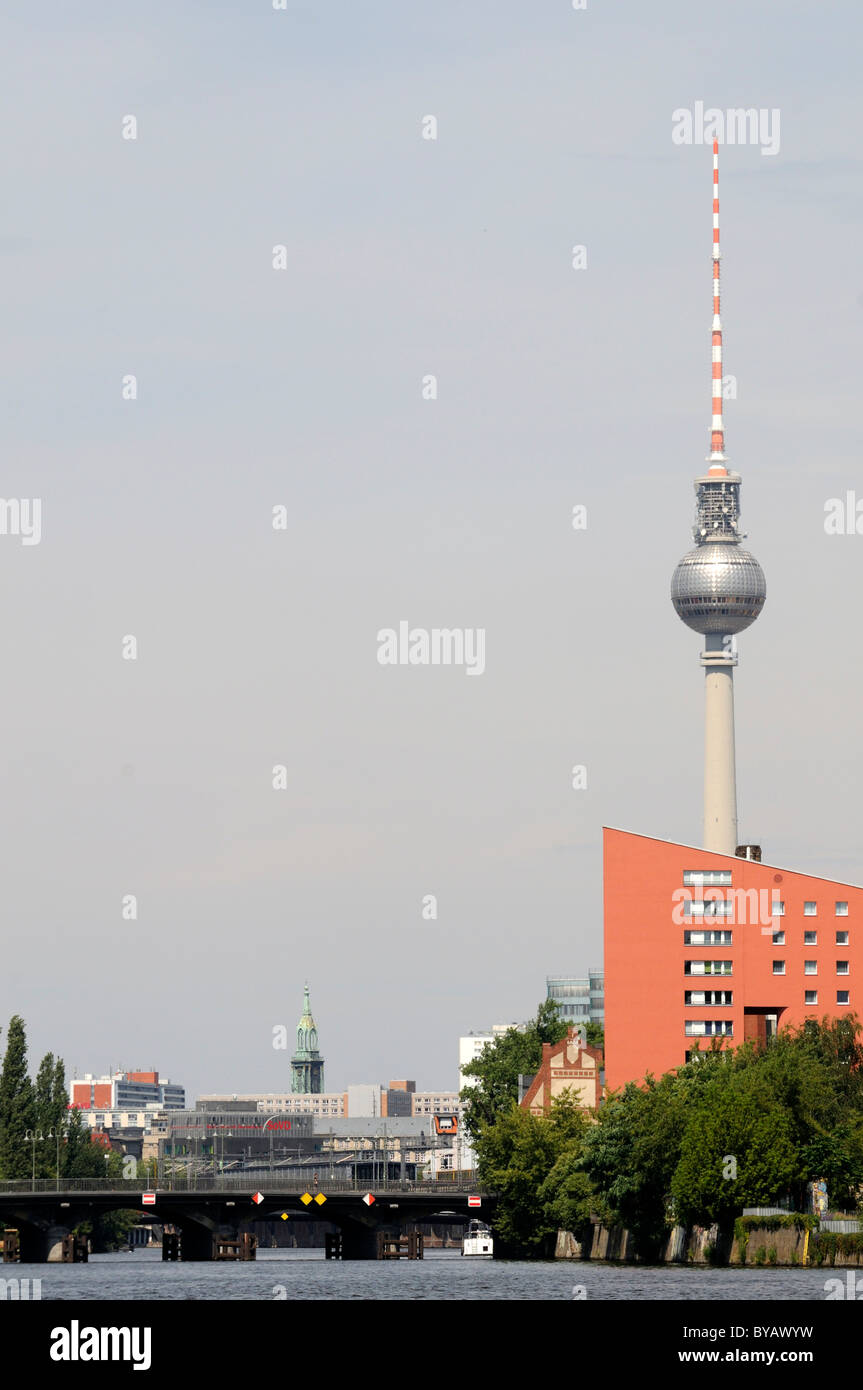 City scape con la torre della TV sul fiume Spree, Berlino, Germania, Europa Foto Stock