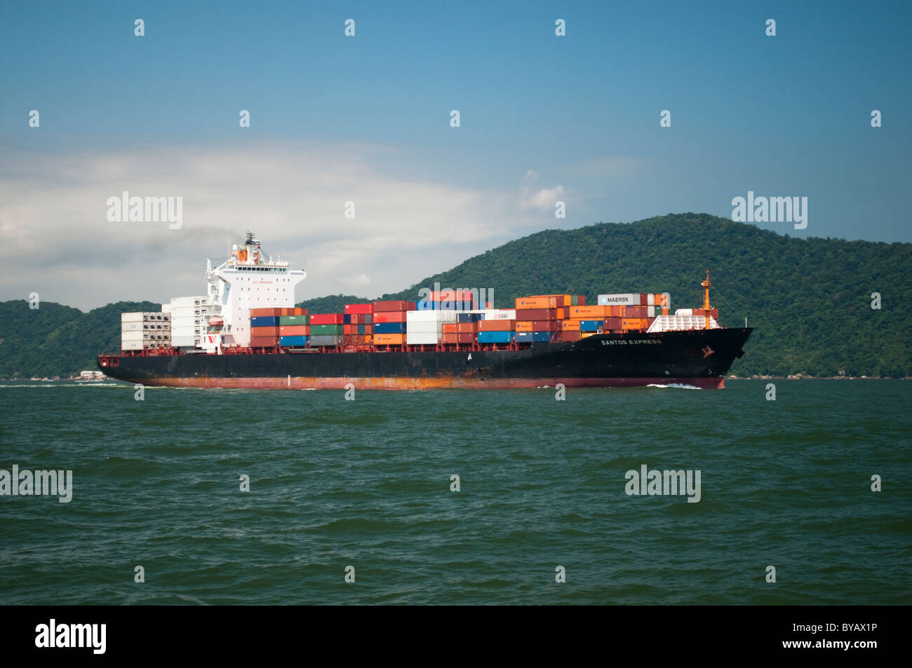 Nave da carico lasciando Porto Santos, caricato con i contenitori. Stato di San Paolo, Brasile. Foto Stock