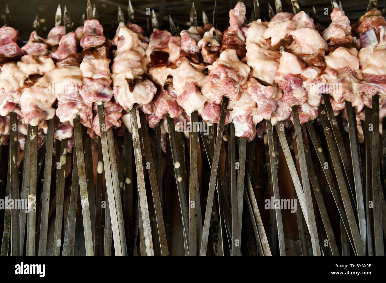 Spiedini di agnello su spiedini nello Xinjiang. Foto Stock