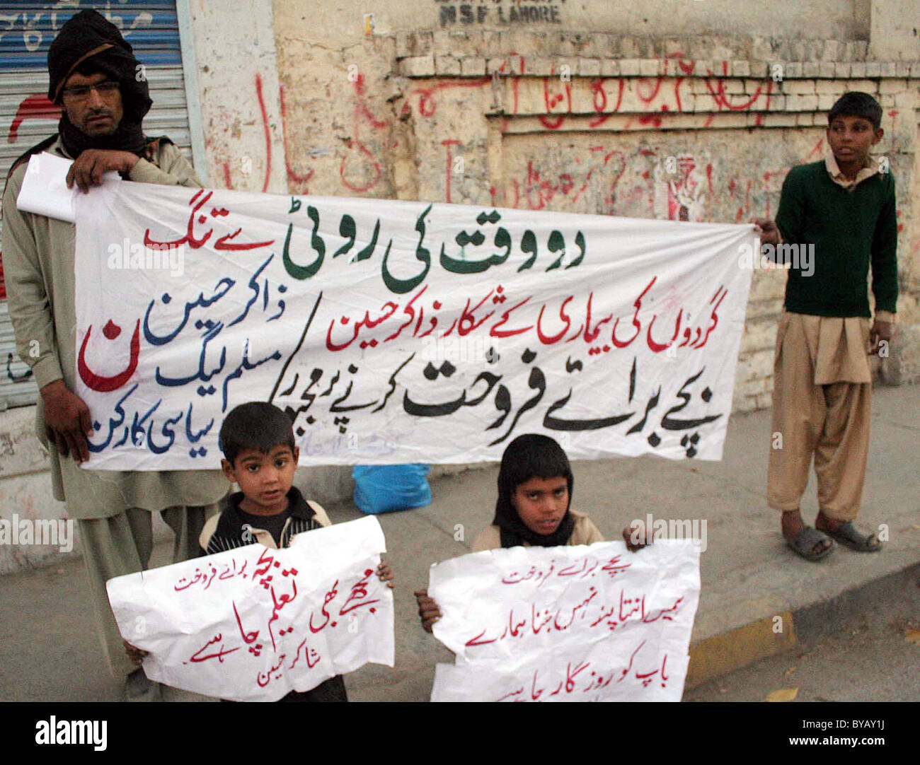 Zakir Hussain residente di Kot Radha Kishan lungo con bambini sta protestando contro la disoccupazione durante una dimostrazione Foto Stock