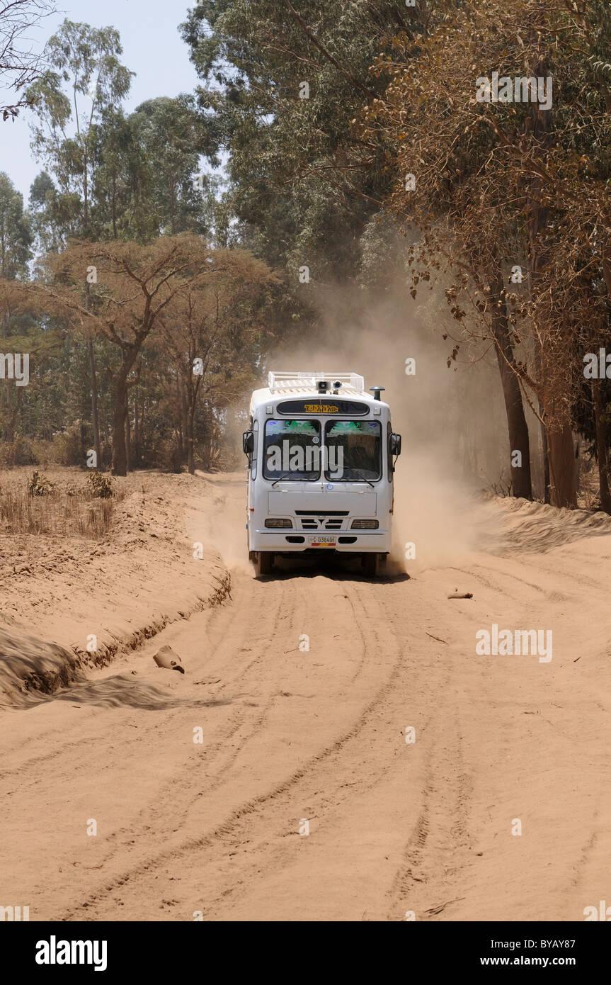 Bus su una strada sterrata, sud Etiopia, Etiopia, Africa Foto Stock