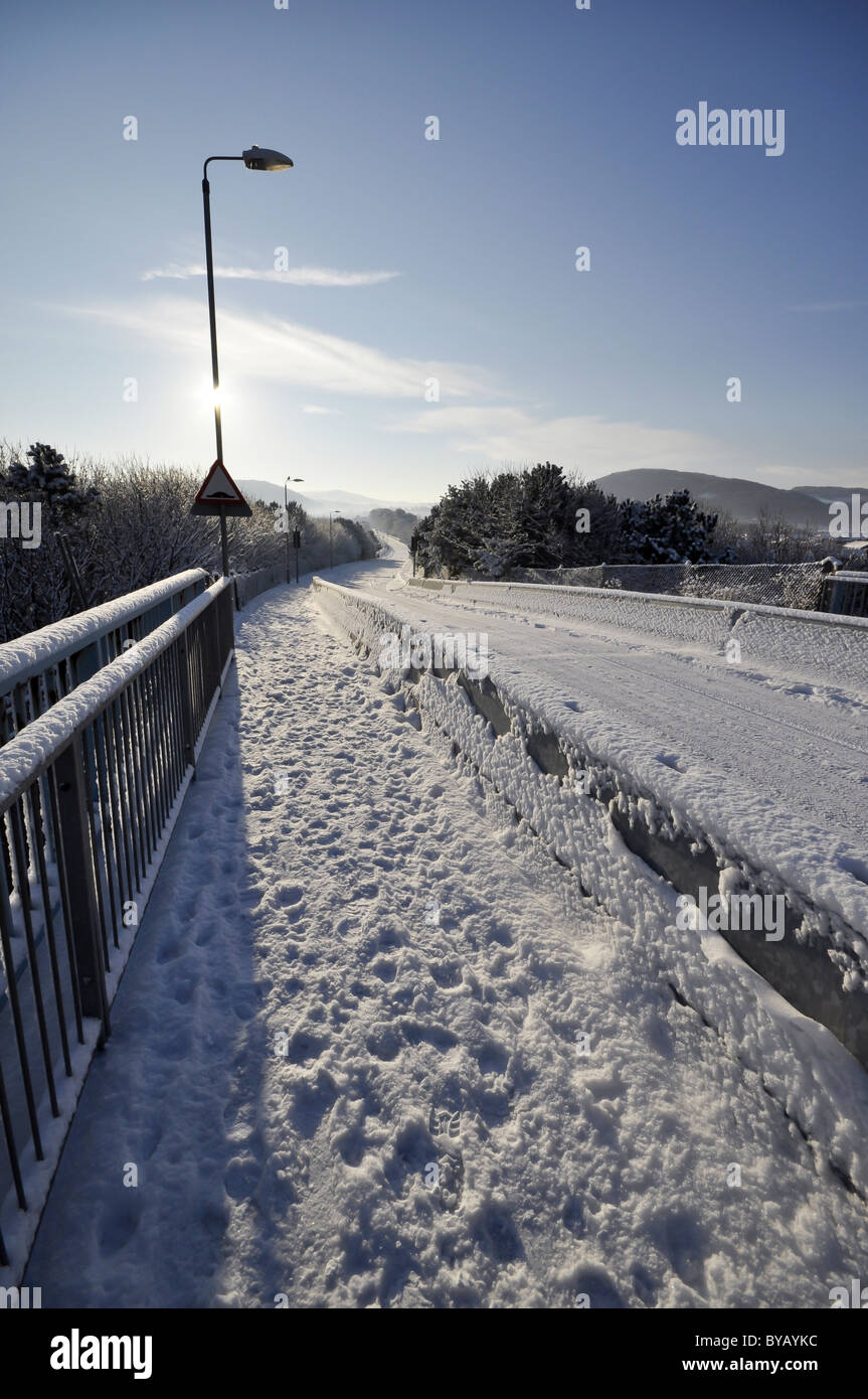 Coperta di neve ponte stradale Foto Stock