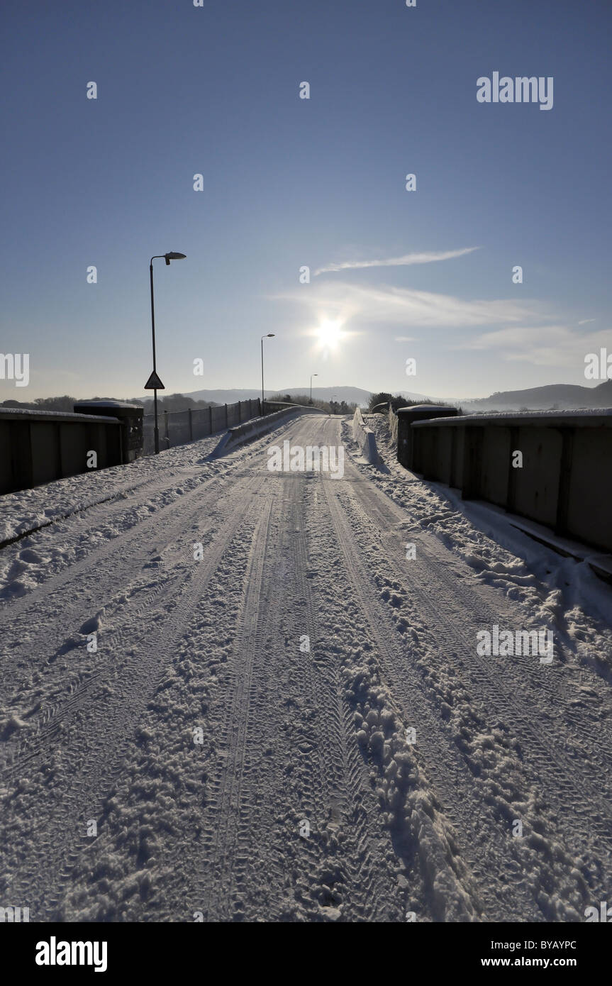 Coperta di neve ponte stradale Foto Stock