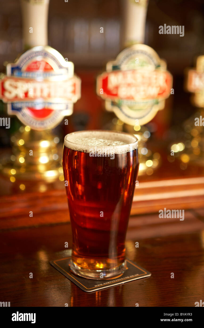 La pinta di birra inglese sulla barra in alto Foto Stock