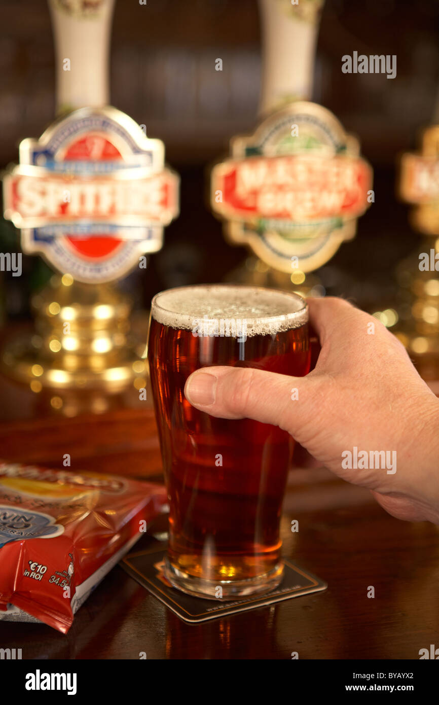 Raccolta a mano di una pinta di birra inglese da bar top Foto Stock