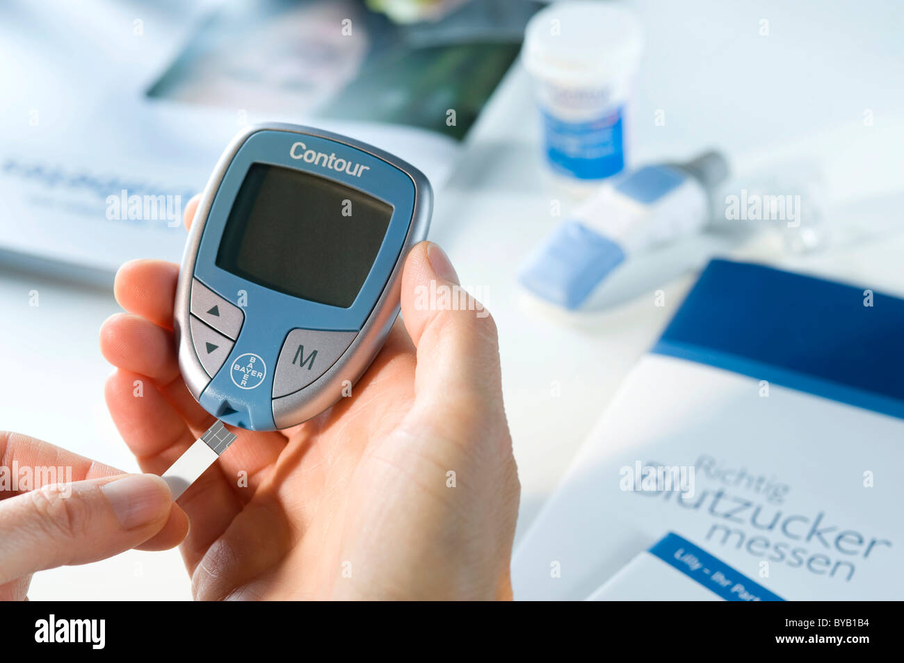 Glucosemeter, glucometro, di monitoraggio del glucosio nel sangue Foto Stock