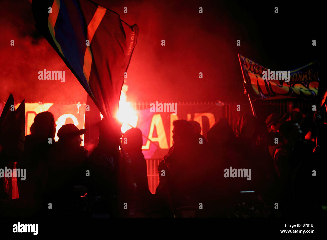 Per gli appassionati di calcio hanno impostato su off fuochi d'artificio al Rheinlandpokal match della terza divisione team TuS Koblenz contro Immendorf Foto Stock