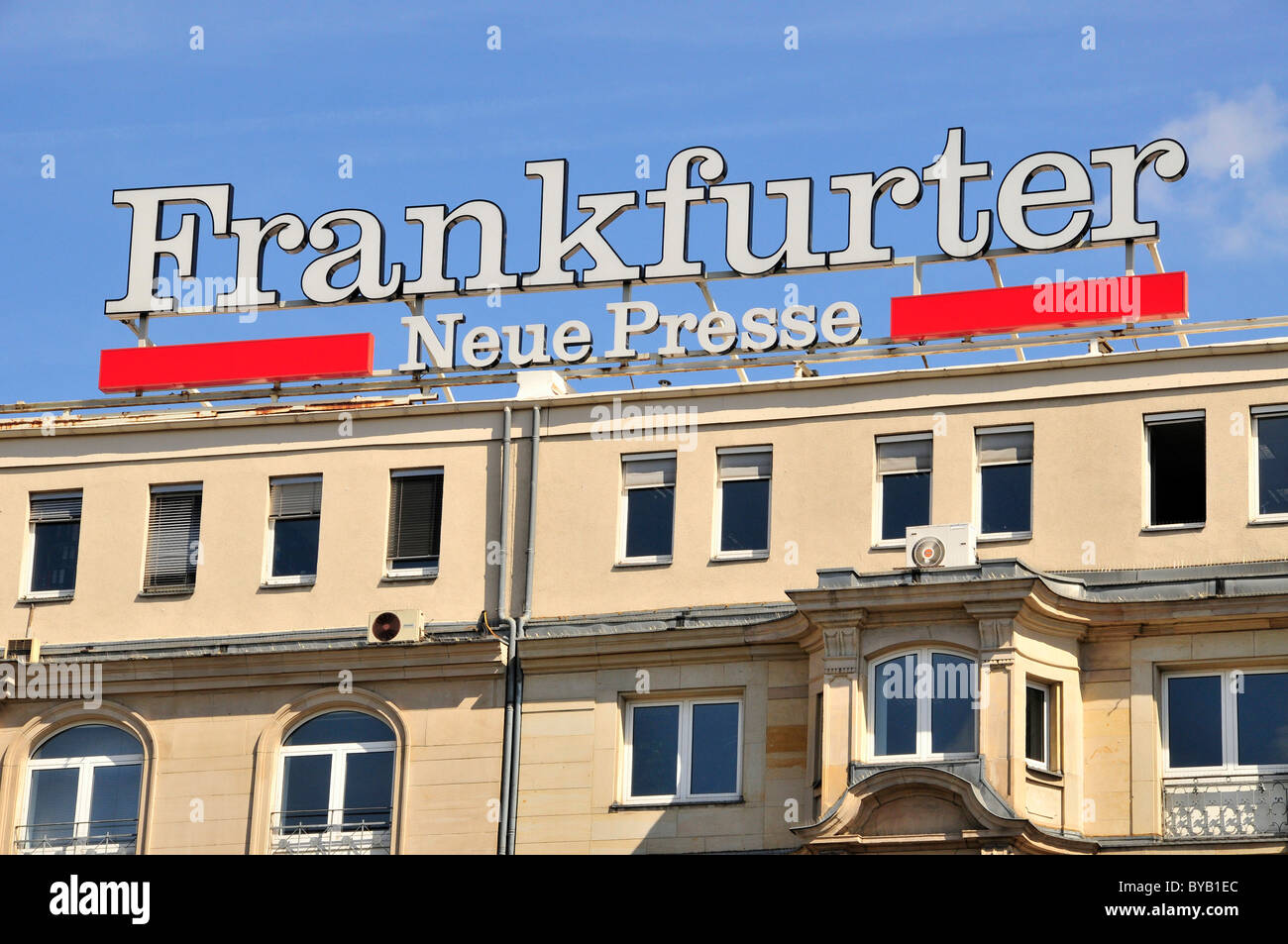 Facciata presso la principale stazione ferroviaria con annunci per la Frankfurter Neue Presse, Francoforte Hesse, Germania, Europa Foto Stock