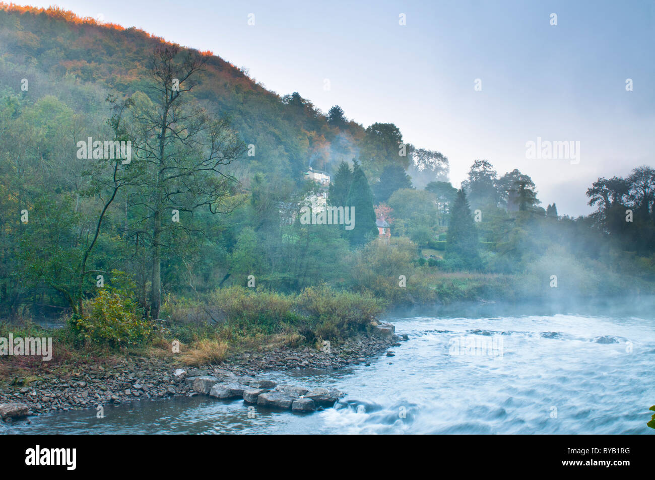 Mattinata nebbiosa a Symonds Yat, Herefordshire, Regno Unito Foto Stock