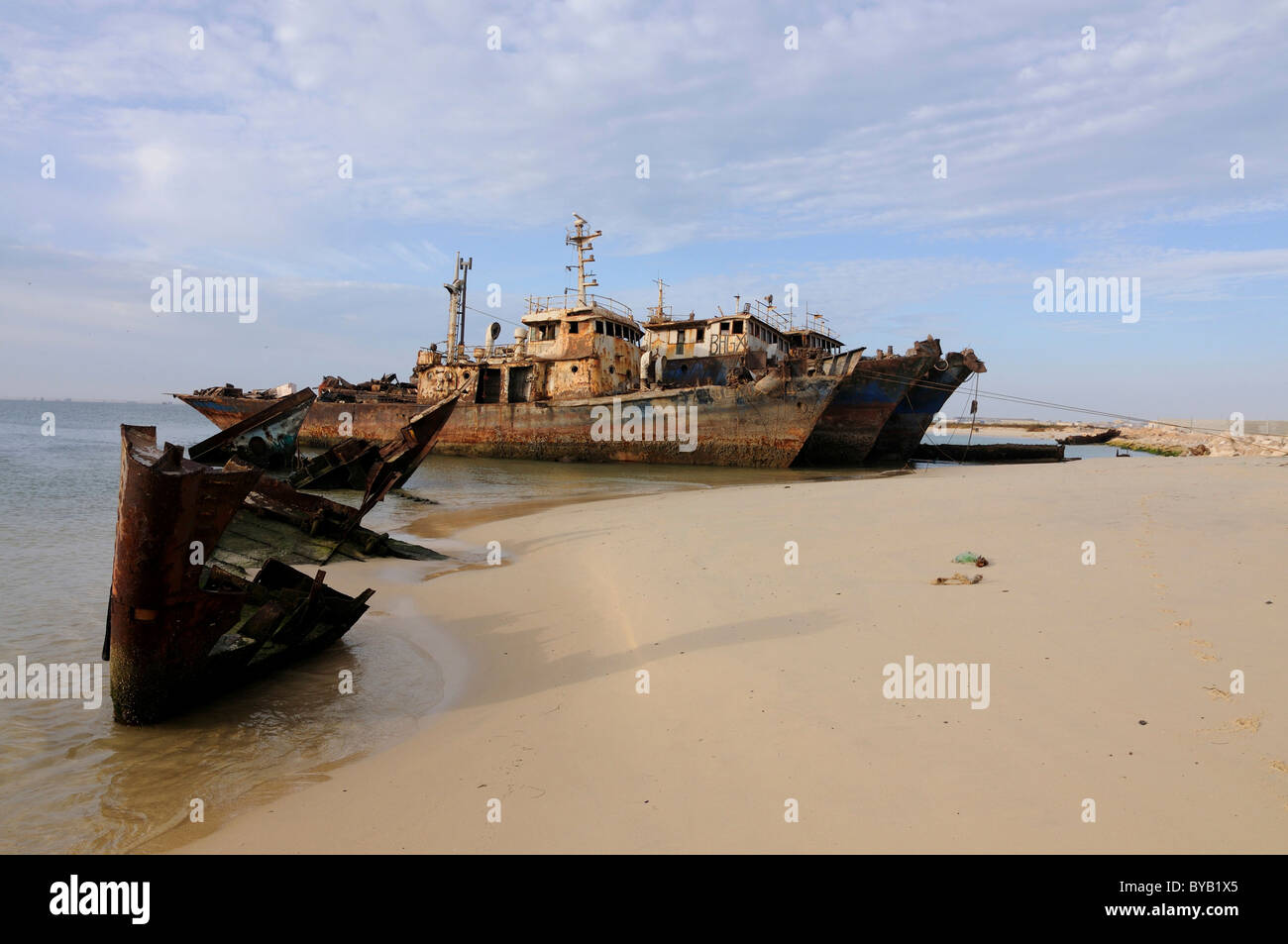 Relitti ruggine sulle rive della spiaggia di Nouadhibou, uno del più grande nave relitto dei cimiteri in tutto il mondo, Mauritania Foto Stock