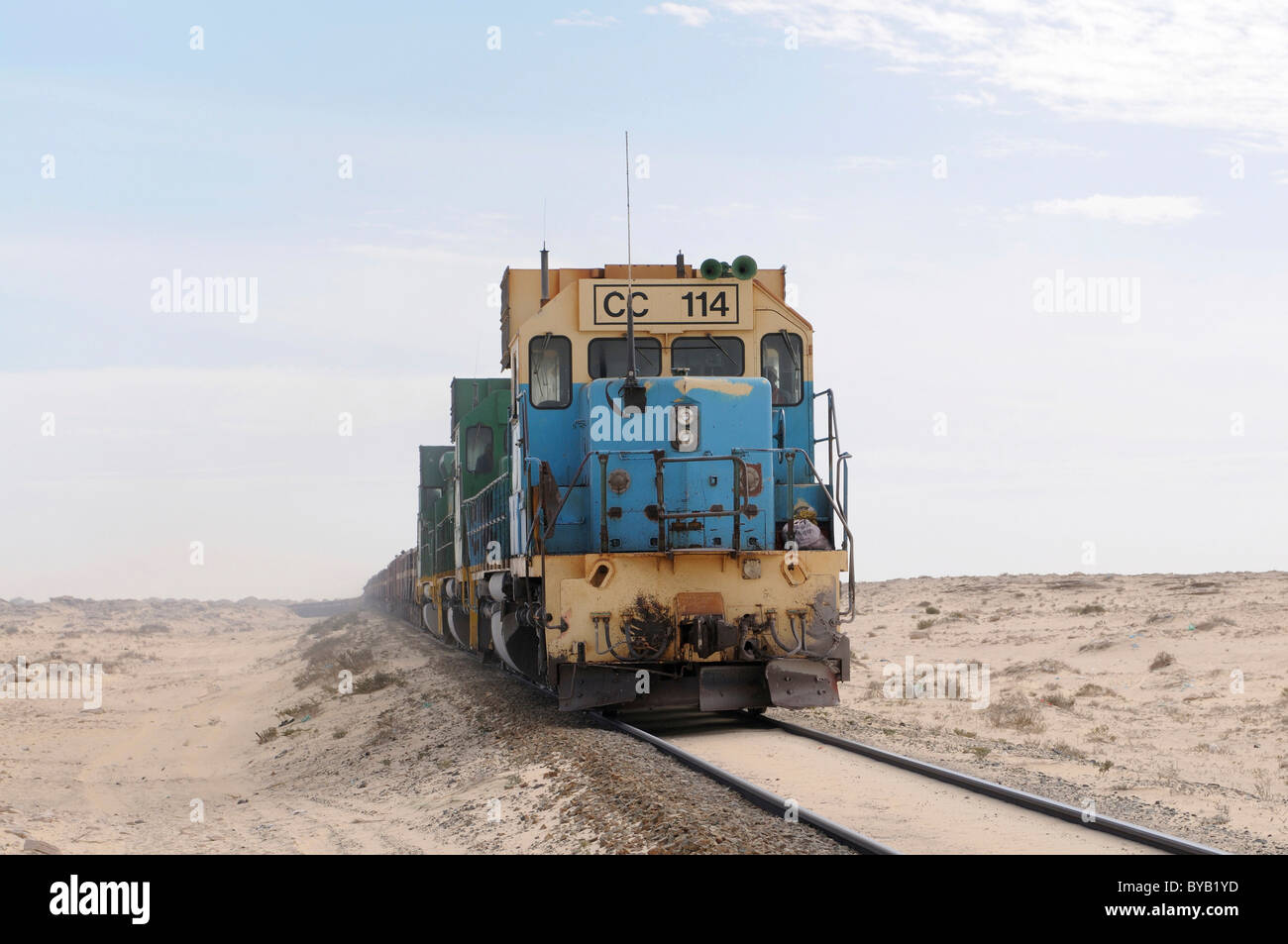 Il minerale di ferro di treno di Zouerat, il più lungo e il treno più  pesante nel mondo, Nouadhibou, Mauritania, Africa nord-occidentale Foto  stock - Alamy