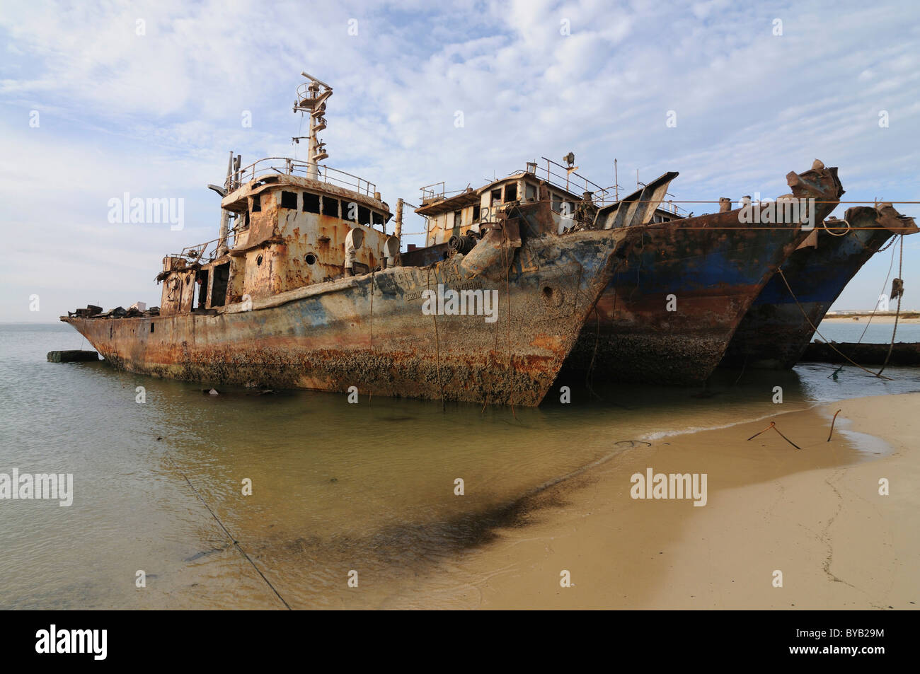 Relitti ruggine sulla spiaggia di Nouadhibou, uno del più grande nave relitto dei cimiteri in tutto il mondo, Mauritania Foto Stock