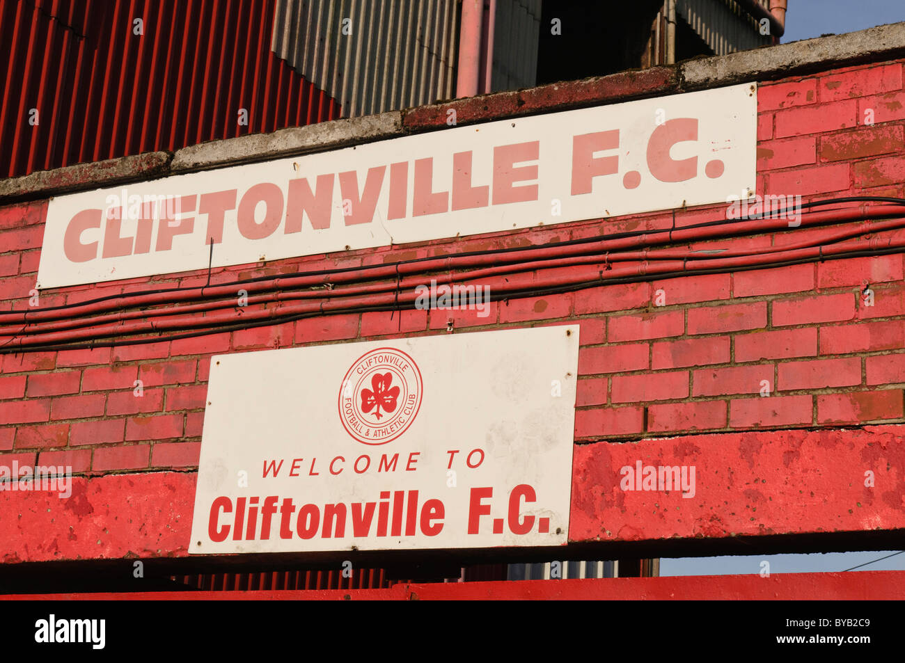 Cartello sopra il cancello del Cliftonville FC, Belfast. Foto Stock