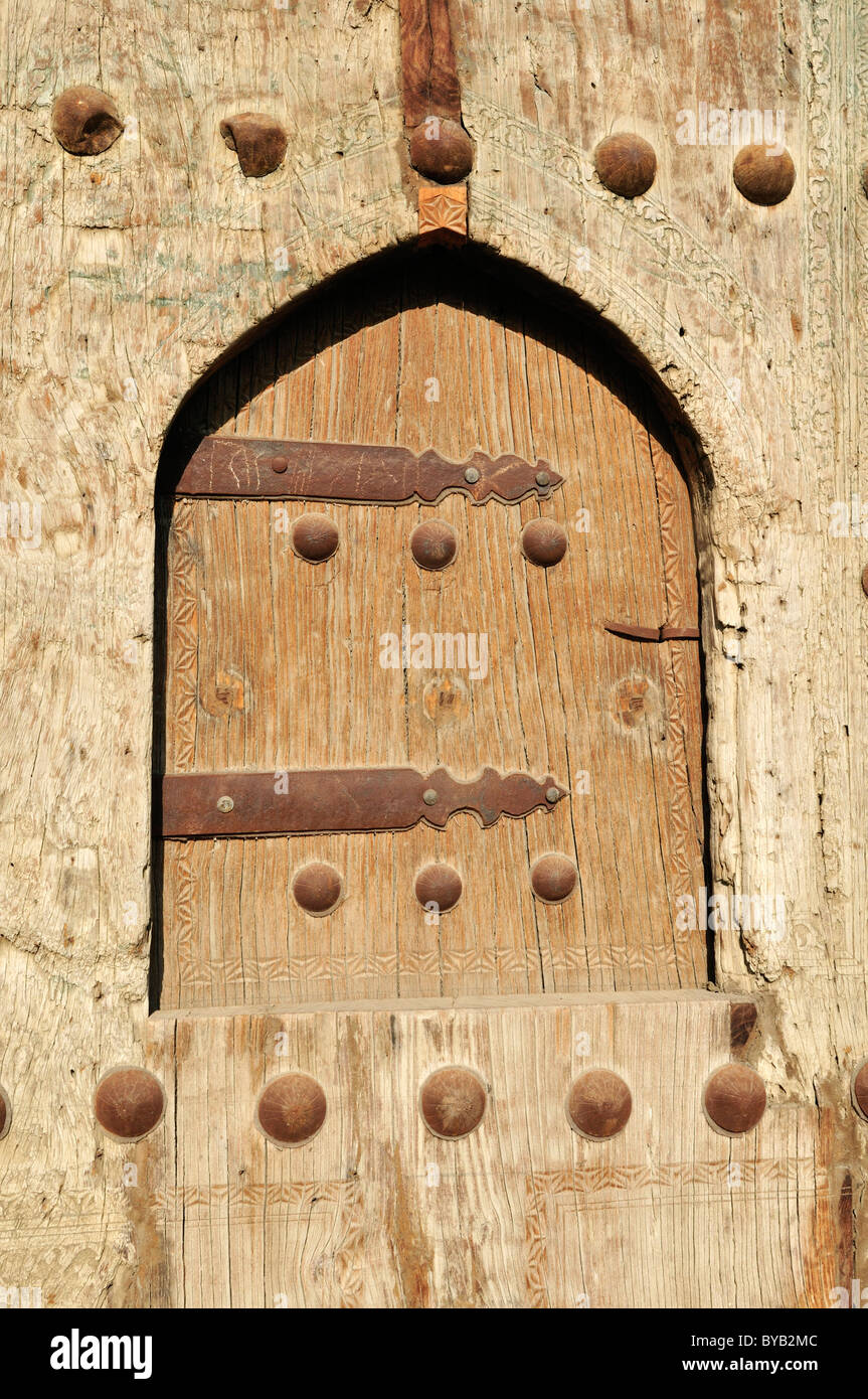 Vecchia porta di legno nel quartiere storico di Bukhara, Buchara, Silk Road, Sito Patrimonio Mondiale dell'Unesco, Uzbekistan in Asia centrale Foto Stock