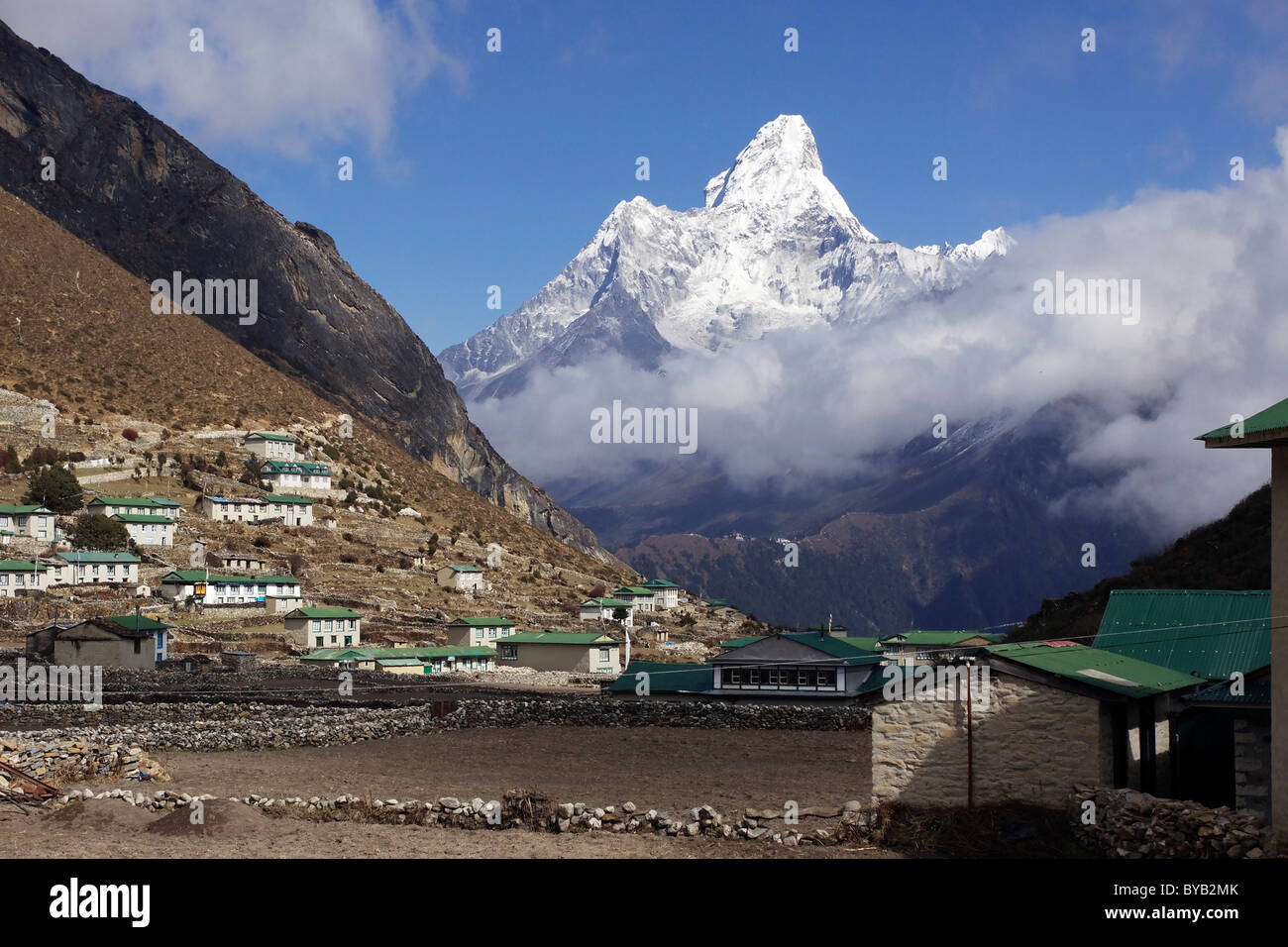 Il villaggio di Sherpa Kumjung, nel retro Mt. Ama Dablam, Khumbu, Parco Nazionale di Sagarmatha, Nepal, Asia Foto Stock