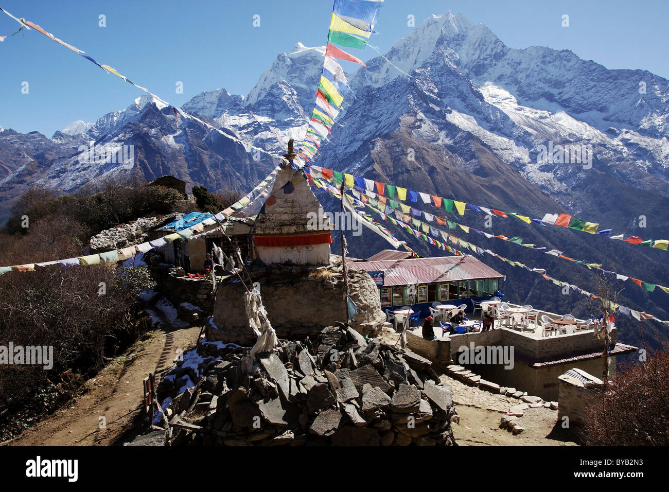 Uno stupa con bandiere di preghiera a Boudha Lodge a Mongla, Khumbu, Parco Nazionale di Sagarmatha, Nepal, Asia Foto Stock