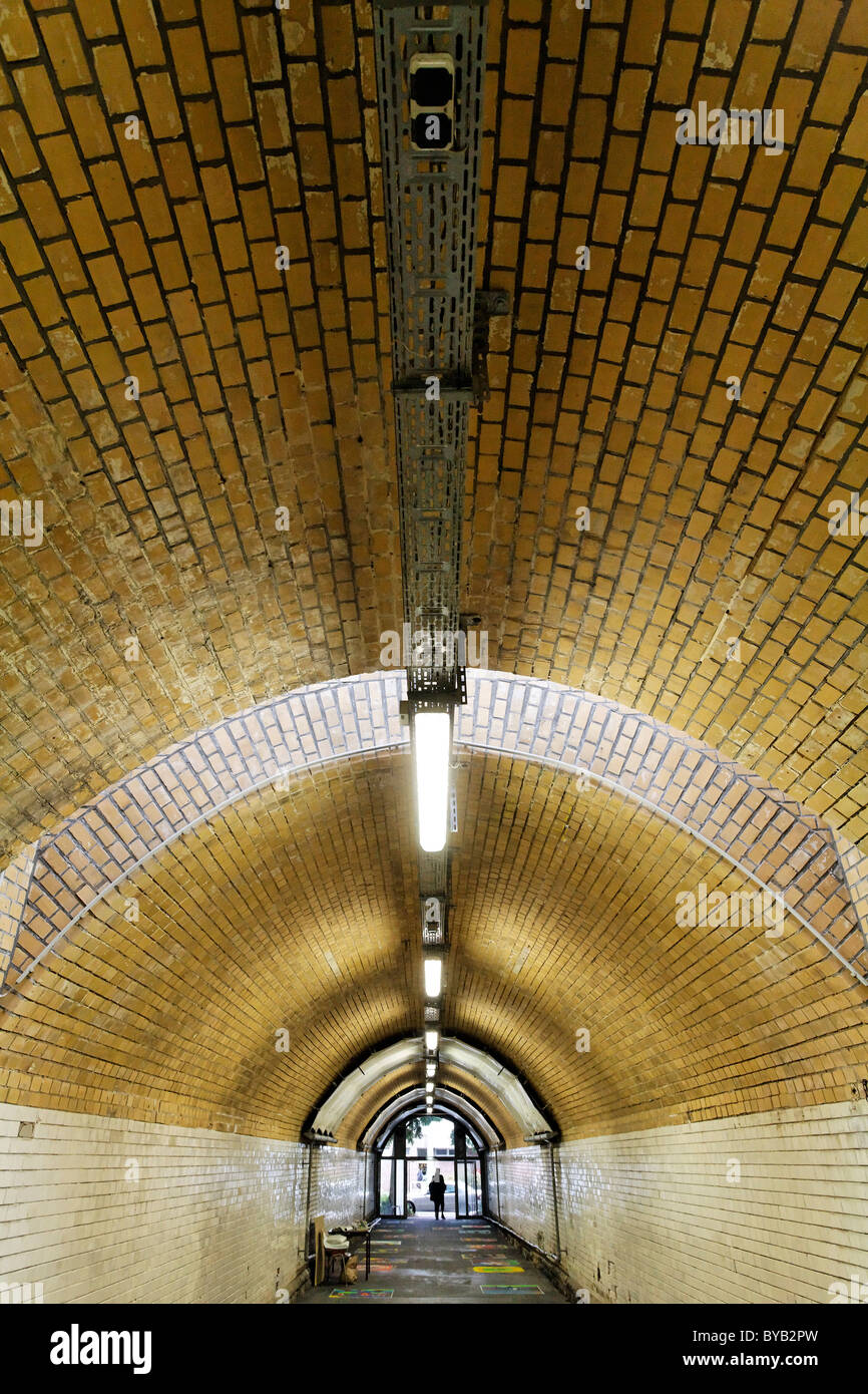 A lungo, illuminato tunnel pedonale Suedbahnhof in disuso stazione ferroviaria, Krefeld, Renania settentrionale-Vestfalia, Germania, Europa Foto Stock